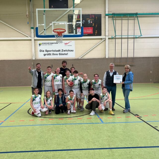 1000,00€ für den BC ZWICKAU 🏀 

@tcstiftung hat den Betrag großzügig an uns gespendet, wodurch wir weiter unsere Nachwuchsförderung ausbauen können und uns als Standort weiterentwickeln können!

Wir bedanken uns herzlich bei Town & Country Stiftung und bei allen Beteiligten, die diese Förderung ermöglicht haben! Gemeinsam investieren wir in die Zukunft unserer jungen Talente und den Standort Zwickau! 💚🤍

#basketballinzwickau #zwickau #förderung #nachwuchs